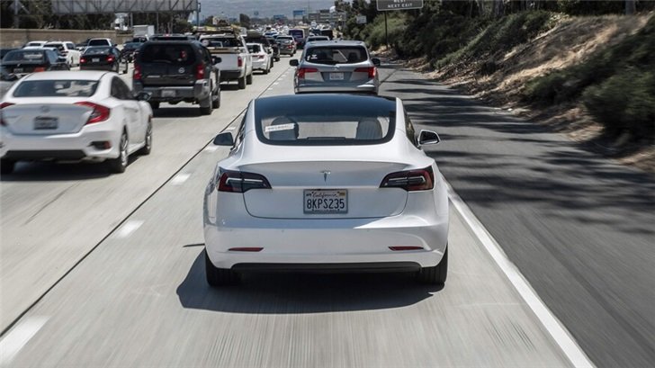 Автопилот Tesla станет умнее. Он научится распознавать сигналы светофоров и дорожные знаки