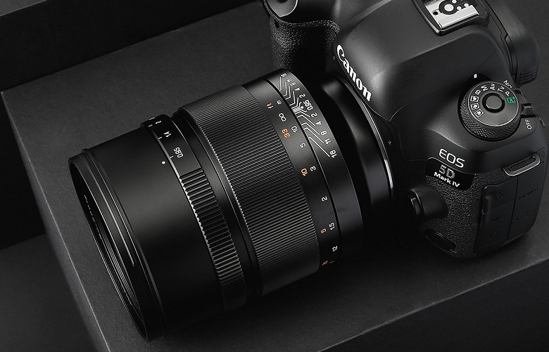 Полнокадровый объектив Speedmaster 50mm F0.95 EF предназначен для зеркальных камер Canon