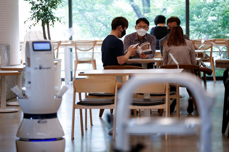 Роботы помогают посетителям южнокорейского кафе держать социальную дистанцию