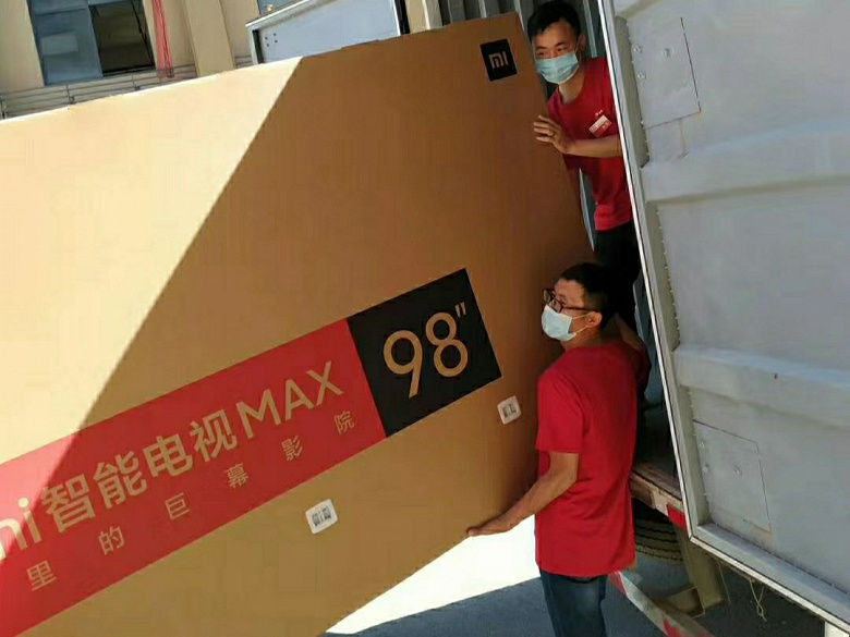 Гигантский телевизор Redmi Max 98 доставляют автомобильным краном... через окна