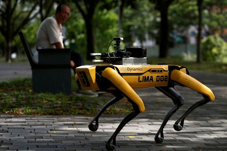 Робот-собака напоминает посетителям сингапурского парка о необходимости держать дистанцию