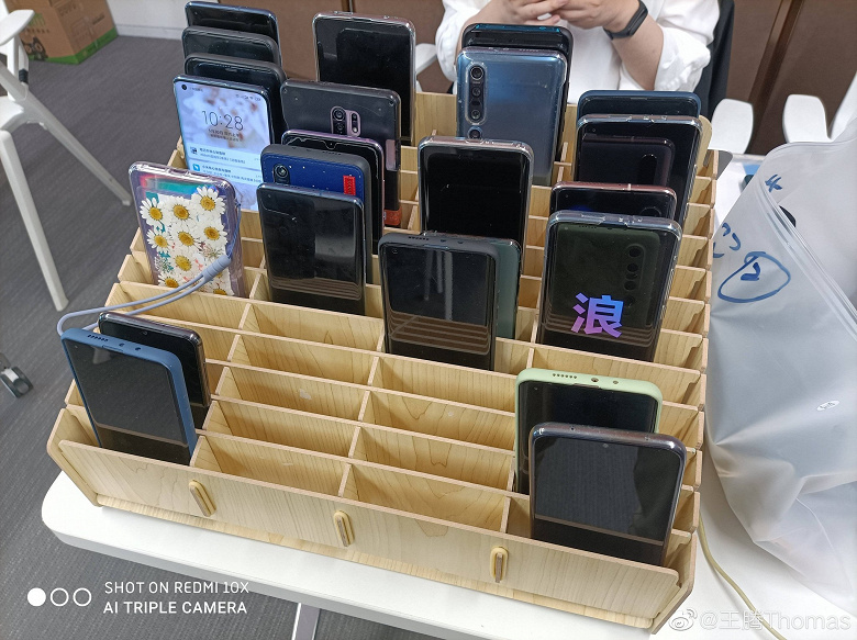 Топ-менеджер Xiaomi показал огромный загадочный смартфон. Это может оказаться дешёвый Redmi 9 без поддержки 5G