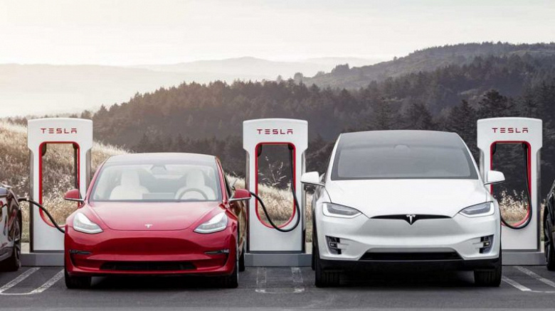 Илон Маск считает, что автомобили Tesla — дорогие. Он готов это исправить