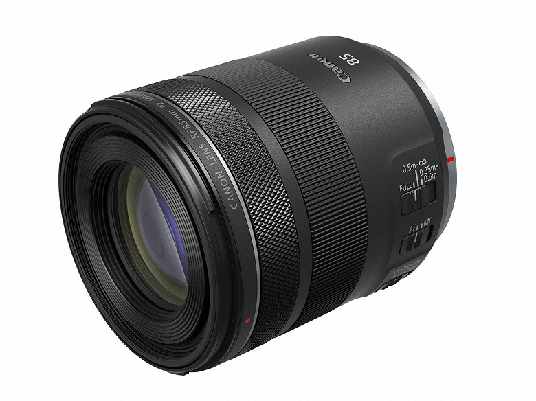 Объектив Canon RF85mm F2 Macro IS STM обеспечивает увеличение 0,5x и подходит для съемки портретов