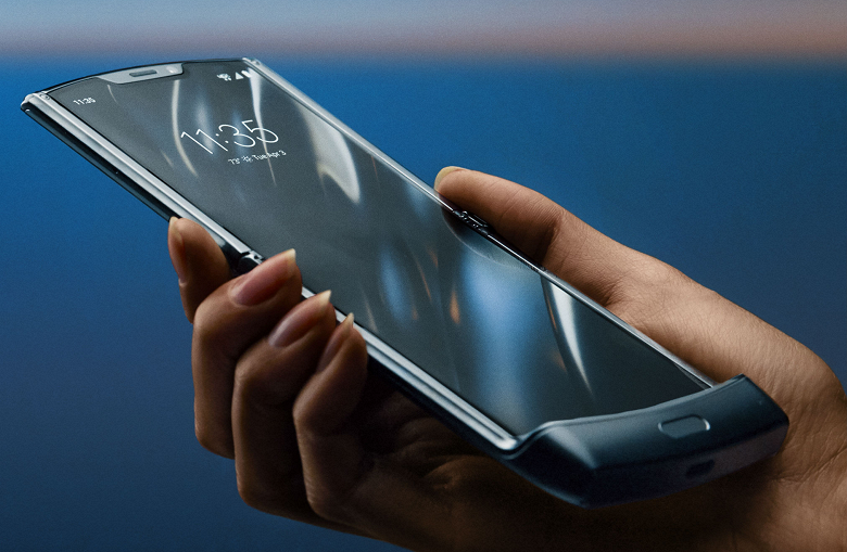 Вторая версия реинкарнированного культового смартфона Motorola, вероятно, уже на подходе. Razr 2 может появиться уже в сентябре