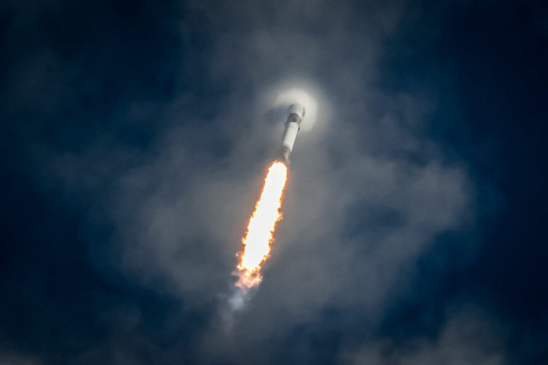 Так может только SpaceX. Компания запустила ракету Falcon 9 с первой ступенью, которая до этого использовалась уже пять раз