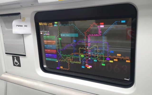 Xiaomi, а ты так можешь? LG оснастила поезда метро прозрачными экранами OLED вместо окон