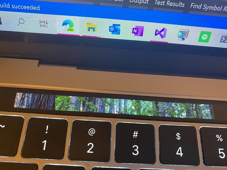 Сенсорную панель Touch Bar в MacBook Pro превратили в дополнительный экран при помощи… Windows 10