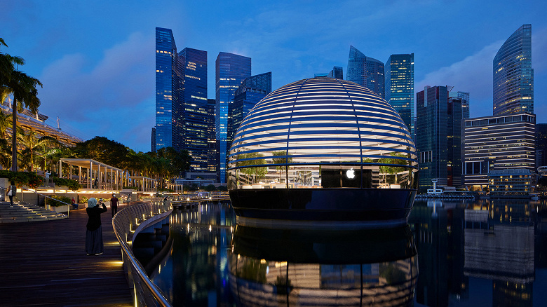 Apple умеет поражать своими фирменными магазинами. Marina Bay Sands в Сингапуре построен на воде