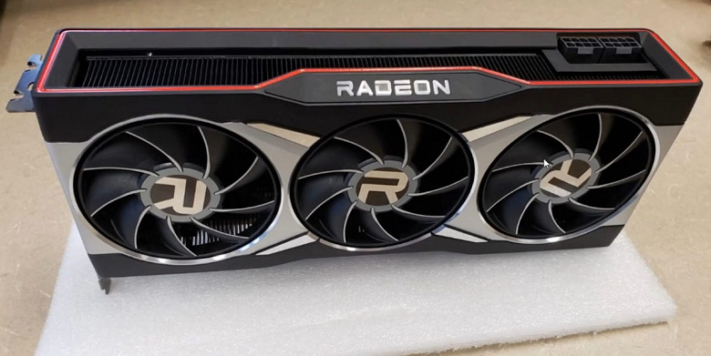 Первое «живое» фото топовой видеокарты AMD Radeon нового поколения