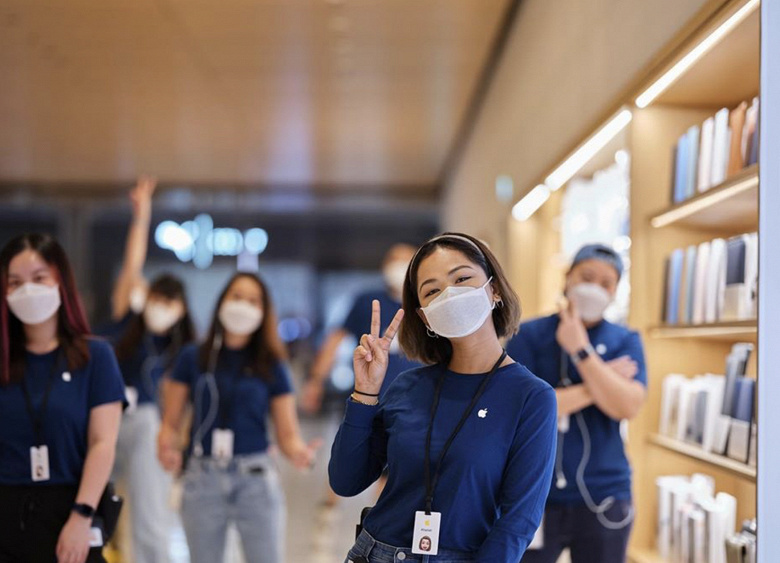 Apple разработала для своих сотрудников специальные маски, включая уникальную полностью прозрачную модель
