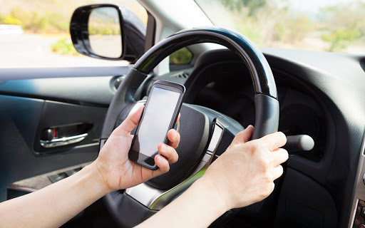 Британских водителей могут лишить удостоверений за смартфон в руках