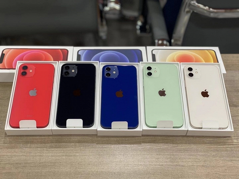 Новенькие iPhone 12 и iPhone 12 Pro показали в разных цветах