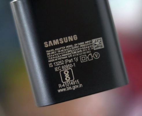 Дурной пример заразителен. Samsung решает, лишать ли свои смартфоны зарядок, как это сделала Apple