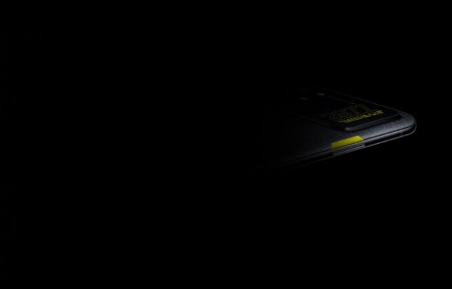 Уникальный OnePlus 8T в честь выхода Cyberpunk 2077 от создателей «Ведьмака» на первом изображении