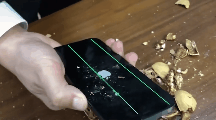 iPhone 12 испытали на прочность грецкими орехами