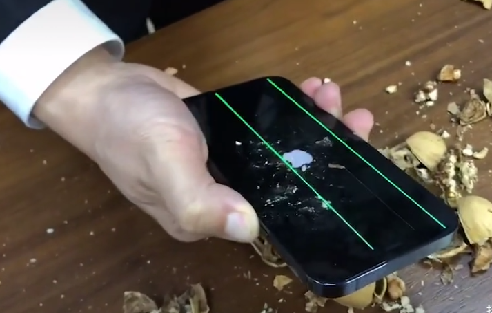 iPhone 12 испытали на прочность грецкими орехами