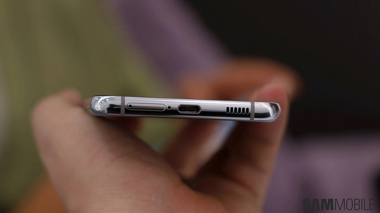 Разработчики Samsung совершили серьезный просчет: хочешь извлечь лоток для SIM, а на самом деле ломаешь микрофон