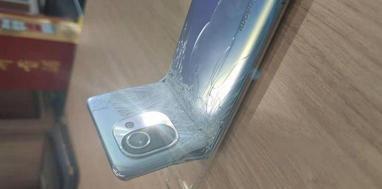 Xiaomi Mi 11 не прошёл тест на изгиб. Зрелищное фото уничтоженного флагмана