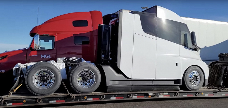 Илон Маск раскрыл неожиданную маленькую ёмкость аккумуляторной батареи электрического грузовика Tesla Semi