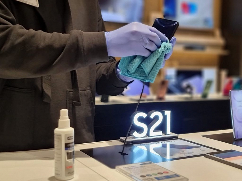 Как в России готовятся к запуску Galaxy S21. Samsung показала путь новых флагманов от завода до полок магазинов