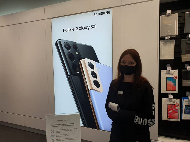 Как в России готовятся к запуску Galaxy S21. Samsung показала путь новых флагманов от завода до полок магазинов