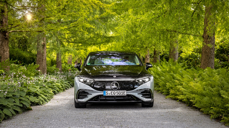 435 petrol horsepower versus 330 electric horsepower - who's faster?  Luxury sedans Mercedes-Benz S-Class and EQS checked on the track