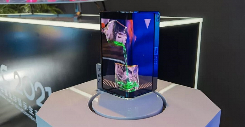 A prototype smartphone is presented, the screen of which can be bent 360 degrees.  Such a device can be released by Xiaomi