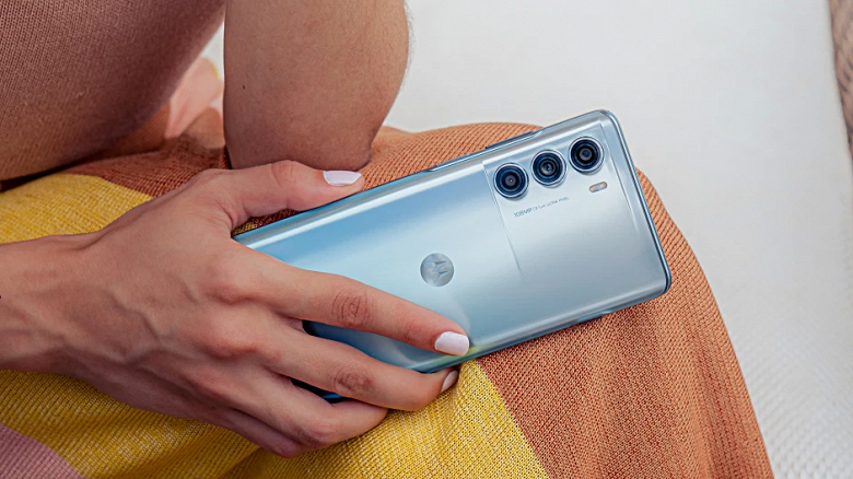 144 GHz, 108 MP, Qualcomm Snapdragon 888+, 5000 mAh.  Motorola introduced an affordable flagship - Moto G200