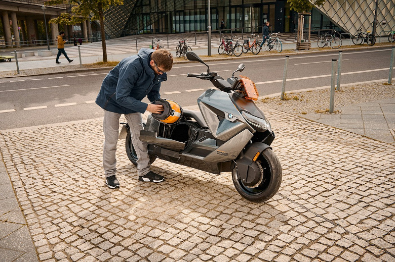 120 km / h and acceleration from 0 to 50 km / h in 2.6 seconds.  Electric scooter BMW CE 04 launched 