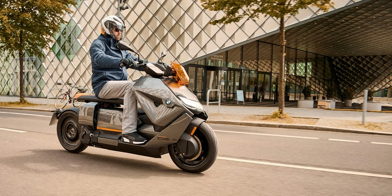 120 km / h and acceleration from 0 to 50 km / h in 2.6 seconds.  Electric scooter BMW CE 04 launched