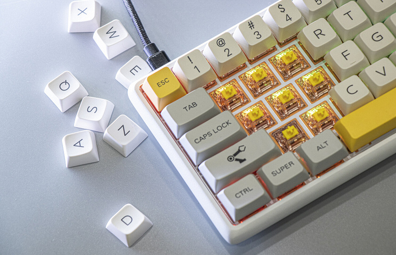 В механической клавиатуре Epomaker Lite используется «инновационная» тонкая демпфирующая прокладка