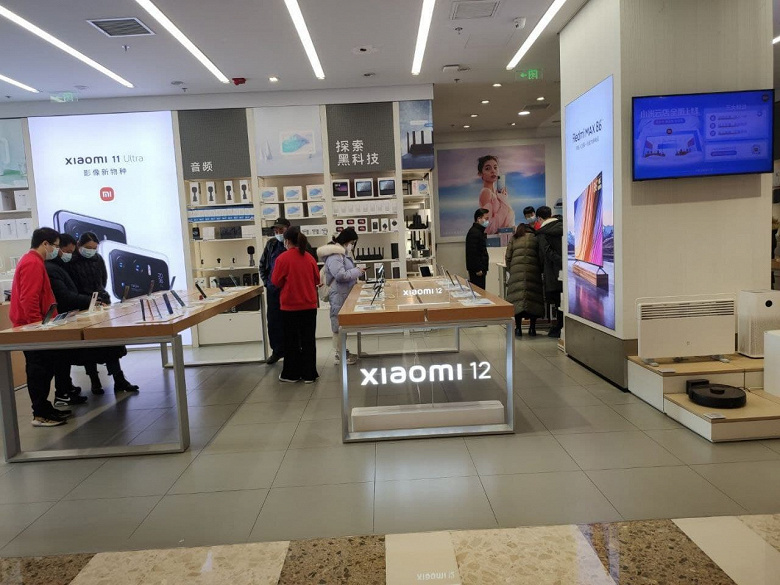Xiaomi 12 was shown in the photo live.  The flagships have already been delivered to retail stores in China