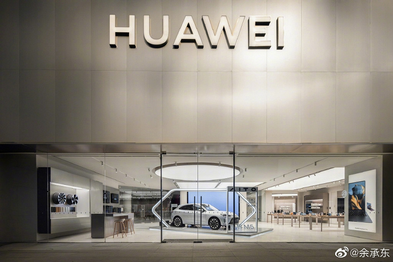 1200 км, HarmonyOS, 2K-экран HDR, звуковая система на 1000 Вт. Первый автомобиль Huawei представили в уникальном концептуальном магазине компании