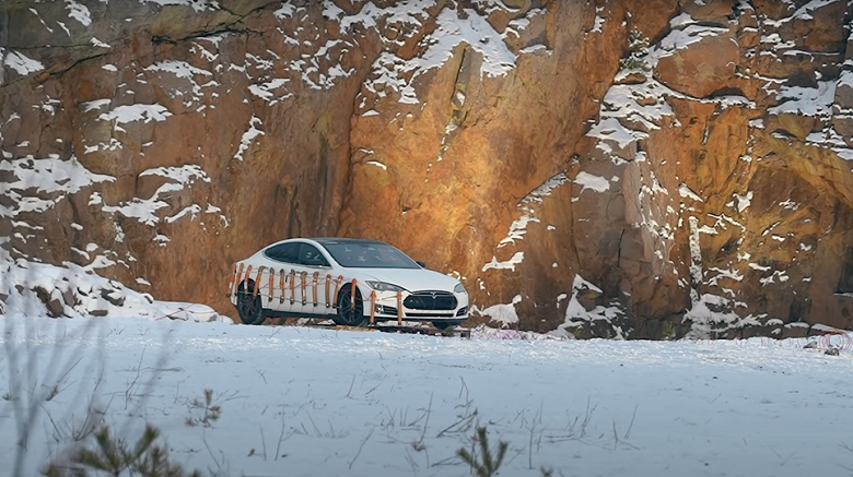 Владелец Tesla Model S решил взорвать свой автомобиль вместо того, чтобы платить 22 600 долларов за ремонт