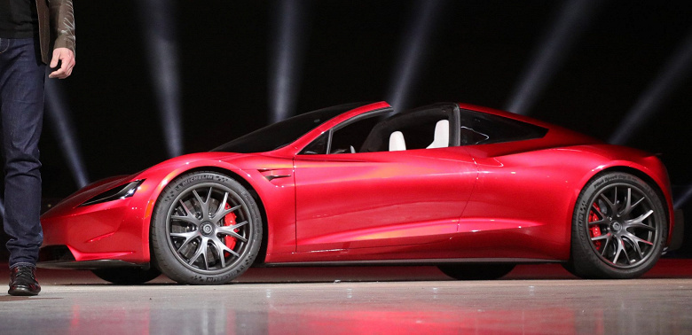 Самый знаменитый долгострой Tesla: компания удалила информацию о ценах на новый Roadster