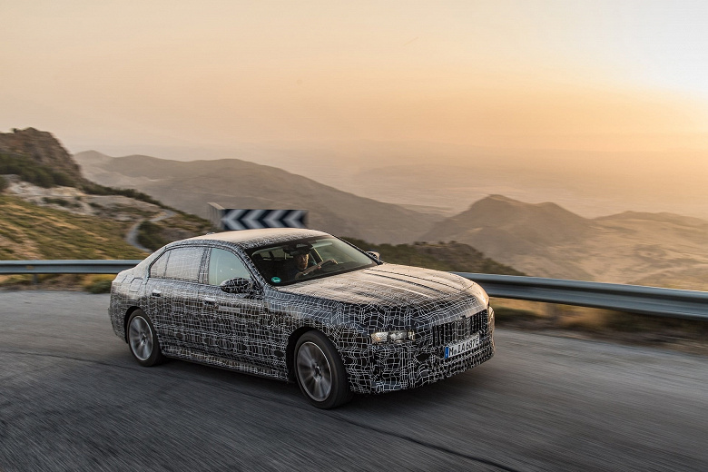 660 л.с. и 700 км без подзарядки. Электрический BMW i7 проходит испытания в жарких странах