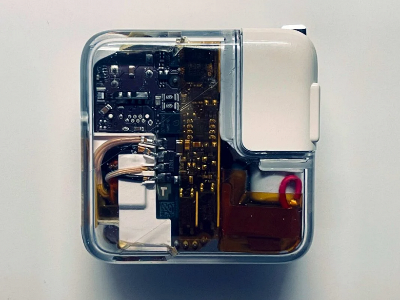 Так выглядят прозрачные Apple AirPods и зарядное устройство Apple. Опубликованы живые фото