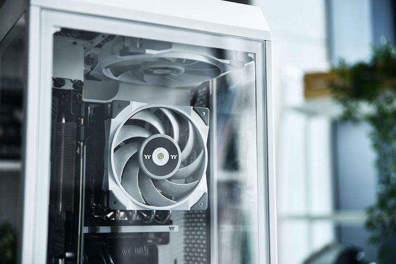 Вентиляторы Thermaltake Toughfan 12 и 14 предложены в белом цвете