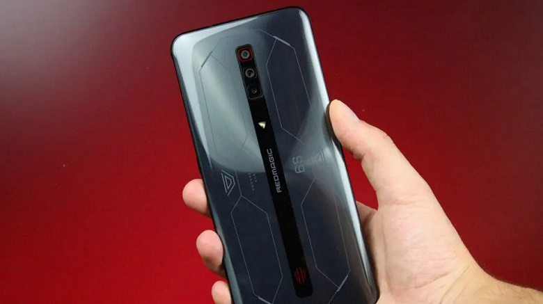 The first smartphone with 165W charging, the industry’s best 165Hz OLED screen and 16GB of RAM.  Red Magic 7 is ready to go