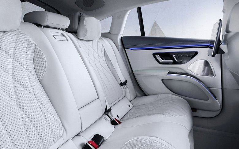 Mercedes-Banz показала футуристический интерьер флагманского электрического седана EQS с 56-дюймовым «гиперскрином»