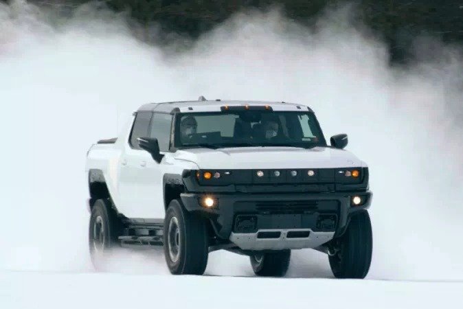 Электромобиль GM Hummer EV тестируют при минусовых температурах