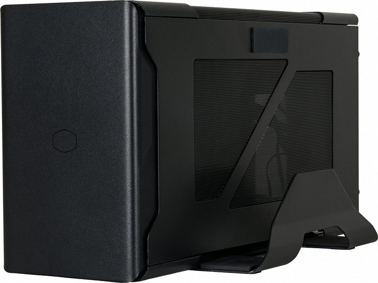 В корпусе для внешней видеокарты MasterCase EG200 есть отсек для накопителя с поддержкой горячей замены