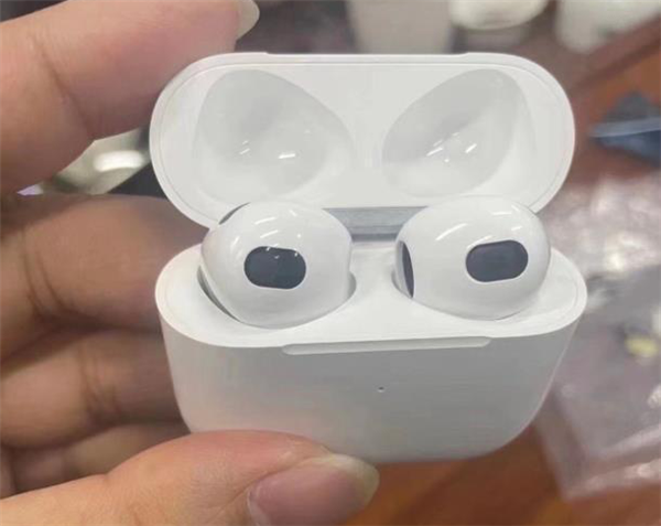 Как AirPods Pro, только дешевле. Беспроводные наушники AirPods 3 на живых фото