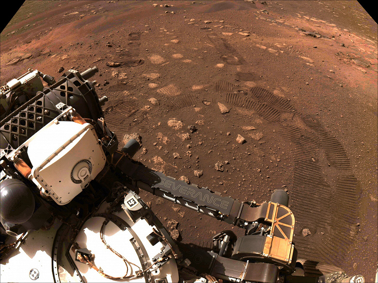 Марсоход Perseverance наконец проехал по поверхности планеты и прислал новое фото