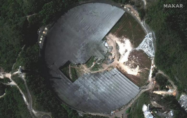 Культовый радиотелескоп «Аресибо» стал похож на Пакмана. Снимки из космоса говорят о том, что остатки обсерватории активно демонтируют 