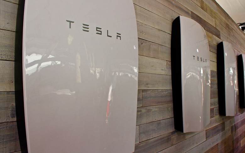 Tesla дарит аккумуляторы Powerwall людям, заказавшим подорожавшие солнечные крыши 
