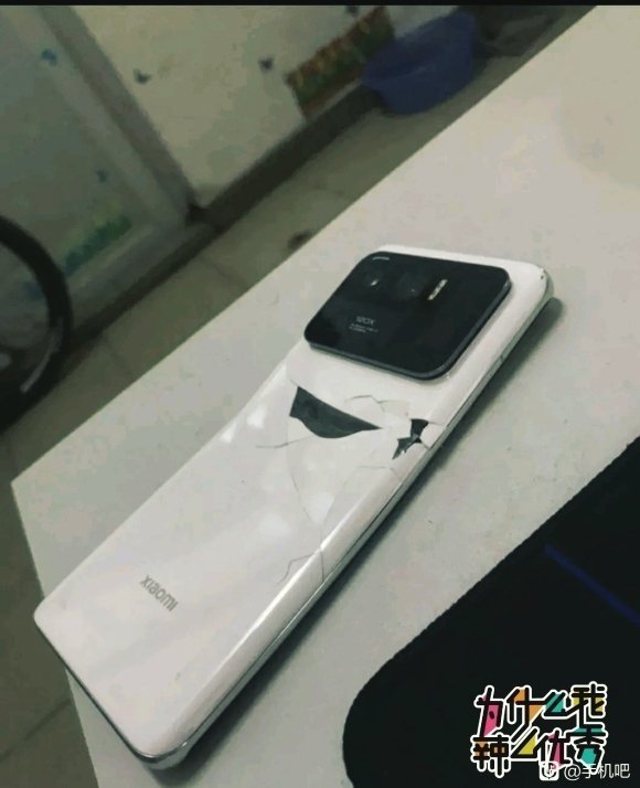 Xiaomi Mi 11 Ultra оказался очень хрупким: смартфон лёгко гнётся и ломается