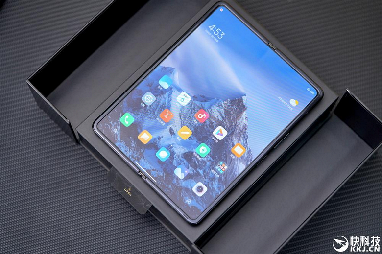 Xiaomi Mix Fold достали из коробки и показали со всех сторон