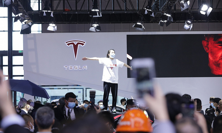 Недовольные владельцы Tesla устроили акцию протеста на Шанхайской международной выставке